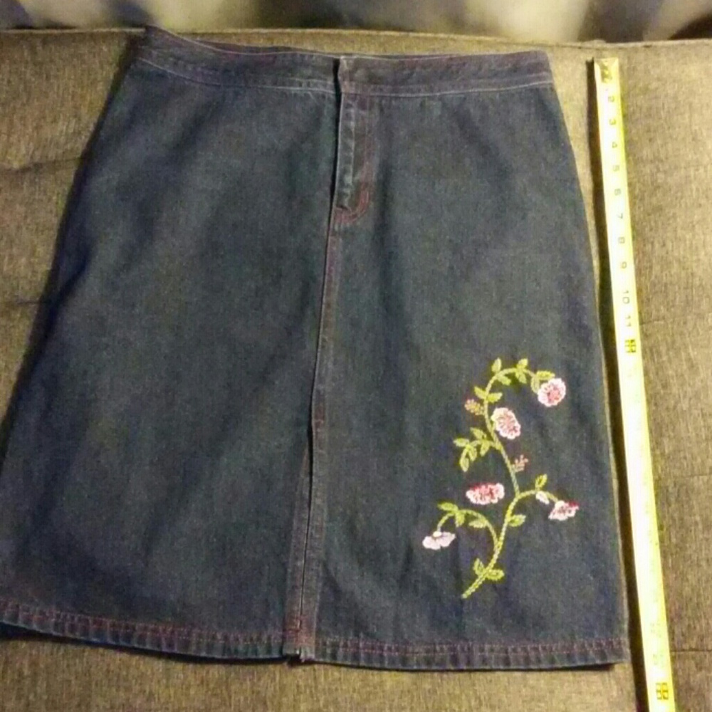 Denim skirt with embroidered flowers